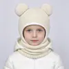 Gorro de punto liso para niños de otoño e invierno, lindo gorro de una pieza tejido para bebé con protección para las orejas, unisex con dos pompoms