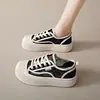 Zapatillas Deportivas Transpirables de Malla y Lona para Mujer, Versátiles, Estilo Margaritas Pequeñas, Suela Gruesa, Ultraligeras, Casuales, Color Galleta, Otoño 2026
