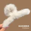 Presilha de cabelo de pelúcia cor de café estilo coreano, um acessório de cabelo sofisticado e versátil para mulheres, tamanho grande, realça o volume do cabelo, estilo presilha de tubarão