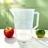Taza medidora de plástico con tapa y escala en stock, especializada para tiendas de té de burbujas, jarra medidora doméstica de grado alimenticio, resistente a altas temperaturas
