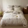 Conjunto de cama vintage de algodão e linho em estilo francês, com três ou quatro peças, incluindo lençol com elástico, projetado para um visual fresco e jovem, e feito com materiais hipoalergênicos para um sono confortável.