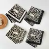 Bufanda de Algodón y Lino de Seda con Estampado de Leopardo para Mujer, Bufanda Delgada Versátil para Cuello de Primavera y Verano, Pañuelo Decorativo Pequeño Profesional, Goma para el Cabello Multifuncional