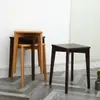 Taburete de madera maciza de punto madera de caucho sala de estar taburete cuadrado adulto creativo taburete de comedor taburete de maquillaje popular en la red se puede apilar venta al por mayor