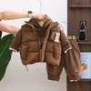Conjunto de Inverno Espesso para Meninos Novo Modelo 2027 Roupas de Inverno Espessas para Crianças Jaqueta de Algodão Colete Conjunto Quente de Três Peças Moderno para Bebês