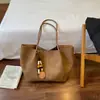 Bolso tote nuevo de alta calidad y gran capacidad para mujer 2026, adecuado para el trabajo y los desplazamientos, con un patrón tejido, diseño retro de moda y color sólido