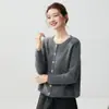 Nueva colección de otoño e invierno: cárdigan de cachemir engrosado para mujer, con cuello redondo, cierre de botones y un diseño versátil que estiliza.. Este suéter de lana se puede usar como capa exterior