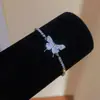 Pulsera de flor de la suerte de circón súper brillante europea y americana, nicho de lujo ligero de alta gama, accesorio de mano versátil y elegante para mujer