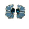 Una variedad de aretes de clip para oreja con forma de pétalo esmeralda cuadrado de color, flor de corazón con aguja de plata, aretes de flor azul verde oscuro