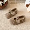 Sapatos de Algodão com Bolinhas e Laço para Meninas 2026 Novidade Outono/Inverno Com Pelúcia Quente Sapatos de Chão para Interior Sapatos Peludos para Bebês e Crianças Pequenas
