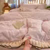 Nuevo conjunto de cuatro piezas de estilo perezoso de grado A con bordado de lunares en terciopelo de leche, con doble encaje, jacquard floral de colores y engrosado para abrigar