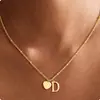 Moda Europeia e Americana Colar Simples de 26 Letras em Forma de Coração Pingente Criativo Versátil de Coração de Pêssego Corrente Curta para Clavícula Presente para Mulheres