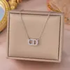 Colar Brilhante Estilo Francês Luxo Leve Letra Cd Totalmente Cravejado em Diamante Micro-Incrustado para Mulheres, Corrente de Clavícula Minimalista de Alto Padrão Versátil Exquisita