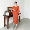 Vestido europeo y americano transfronterizo de talla grande, corte holgado, con cuello en V, cinturón para ceñir la cintura, adelgazante, irregular, con pliegues de escamas de dragón, elegante estilo Issey Miyake