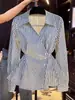 Camisa de Rayas Estilo Francés para Mujer Otoño 2025 Nueva Ajustada Cintura Irregular Manga Larga Camisa Top Chic de Nicho