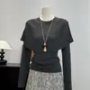 Nova moda feminina 2026: um look de duas peças: top de malha com mangas compridas, gola redonda, design de puxar e uma sobreposição estilo xale, perfeito para o início do outono