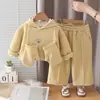 Conjunto de sudadera de moda otoño/invierno 2026 para bebés y niños pequeños, con diseño de capucha con lazo y acolchado extra, un atuendo de dos piezas para niñas pequeñas