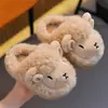 Pantuflas de algodón de invierno para niños y niñas, cálidas y afelpadas, diseño lindo de ovejita, adecuadas para uso en casa, a juego padre-hijo, zapatos de algodón para bebé con talón cerrado
