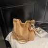 Bolsa de Camurça Outono e Inverno Bolsa Tote de Grande Capacidade Feminina Corrente Trabalho em Roupas Versátil Marrom Maillard Bolsa de Ombro Retrô