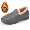 Sapatos de algodão com forro de pelúcia de inverno, novo estilo 2026, design slip-on, mocassins de sola macia espessa, botas de algodão quentes e confortáveis para mulheres
