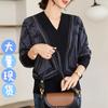 Suéter de Punto de Otoño e Invierno para Madre de Mediana Edad 2025 Nuevo Estilo Camisa de Fondo Moda para Mujeres de Mediana Edad y Ancianas Top de Moda con Cuello en V