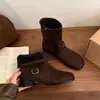 Botas Martin estilo britânico retrô para mulheres, nova coleção outono/inverno 2026, apresentando um design único com bico fendido falso e uma silhueta de bota fina e curta