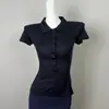 Nova camiseta de moda estilo coreano de manga curta para mulheres, com gola de lapela, botões, corte justo e design de cor sólida, perfeita para exportação para o mercado de Dongdaemun, na Coreia do Sul