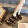 Sapatos femininos modernos e versáteis estilo Birkenstock com toque de luxo, apresentando uma sola grossa e design totalmente fechado, perfeitos para uso casual na coleção de outono de 2026.