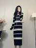 Nuevo Vestido de Suéter Tejido Sobre la Rodilla Diseño Retro de Rayas en Contraste Estilo Coreano Estilo Holgazán con Capucha Falda Recta para Mujer
