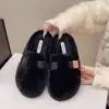 Chinelos de pelúcia de lã de cordeiro com sola grossa de alta qualidade para mulheres, novos chinelos de algodão super populares de inverno, sapatos peludos femininos