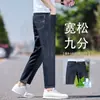 Jeans cropped leve de verão para homens, novo estilo 2026, calças masculinas retas folgadas, calças casuais de comprimento 89 para homens baixos, elásticas