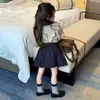 Conjunto de Ropa Nueva de Primavera 2026 para Niñas, Ropa de Bebé, Elegante Conjunto de Dos Piezas con Camisa de Pingüino y Falda Negra para Niñas Pequeñas