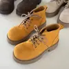 Botas Martin de plataforma alta para mujer, botas amarillas estilo británico, nuevo modelo otoño e invierno 2026, tacón cuadrado, botines cortos de cordones para mujer