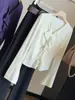 Blusa de tricô com gola V e babados, manga longa, estilo francês, para mulheres, nova coleção outono 2026, elegante e modeladora, base elegante