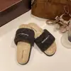 Chinelos peludos casuais de sola grossa para aumentar a altura para mulheres, adequados para uso externo, nova versão coreana do outono de 2026, chinelos de algodão confortáveis e quentes com uma tira