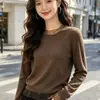 Top de punto sencillo de color liso con manga larga, ribeteado con encaje de malla y un dobladillo delicado, perfecto para principios de otoño, una capa interior ajustada para mujer