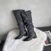 Botas de Couro Retro Wide Leg com Fivela 2026 Estilo Britânico Bico Fino Chelsea Couro Macio Salto Bloco Plissado Moda