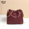 Bolsa de Palha tipo Balde Bolsa de Ombro Versátil Pequena Fresca de Couro Portátil Bolsa Transversal Bolsa de Ombro com Corrente Bolsa tipo Balde