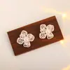 Novos brincos de pérola com flor em gota de óleo estilo francês para mulheres, elegantes, luxo leve, simples, versáteis, brincos frescos e estilosos, atacado