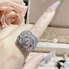 Pulsera y anillo con incrustaciones de circonitas y flores bañadas en oro de 18 quilates estilo Chanel.
