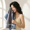 Toalla de algodón de clase A, hilo teñido a rayas, gruesa, absorbente, suave, para adultos, para el hogar, venta al por mayor
