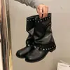 Botas Femininas Petite Combinando Retro Outono Inverno 2026 Salto Grosso Aumentador de Altura Versátil Calça Bota de Cano Curto Saia Novo Estilo Tubo Emagrecimento