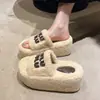 Zapatillas de felpa de algodón de nuevo estilo para mujer, versátiles para personas menudas, con suela gruesa 2026 zapatillas de lana de cordero para exteriores