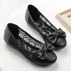 Almofada Branca Grou Velho Pequim Sapato de Cabacinha Versátil Fundo Plano Couro Macio Sapatos de Salto Baixo Feminino 2026 Novo Primavera Outono Laço Mãe Sola Macia