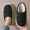 Pantuflas de algodón impermeables con relleno de plumas para mujer, pantuflas de interior para otoño e invierno, suela gruesa, sensación de "pisar mierda", cálidas, antideslizantes, pantuflas de algodón para hombre