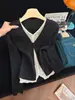 Blusa feminina de tricô com design moderno de duas peças falsas e manga longa, novo design do início do outono de 2026, retrô desgastado, peça de sobreposição doce e cool