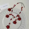 Collar Gargantilla de Flor Roja con Borla de Perlas Multicapa de Lujo Ligero y Exquisito Collar de Moda Cadena para Clavícula de Gama Alta