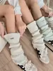 Cálidos y versátiles calentadores de piernas de punto para otoño e invierno con logo metálico, adecuados para que las mujeres los combinen con botas de nieve, disponibles en tiendas físicas