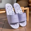 Chinelos de Banheiro para Mulheres 2026 Novo Modelo para Casa Interna Antiderrapante Resistente ao Desgaste Chuveiro Hotel Secagem Rápida Drenagem de Água Sandálias para Homens