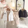 Conjunto de Forro Polar para Niños Otoño e Invierno 2026 Nueva Moda Ropa Infantil Traje de Invierno para Bebé Chaleco Engrosado Conjunto de Tres Piezas Moderno