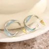 Los pendientes cruzados de estilo francés, simples y versátiles de Cao Shi, con un diseño único de goteo de aceite retorcido, son accesorios clásicos y exquisitos para el día a día.